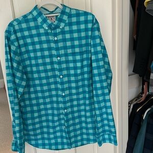 Casual men’s shirt. No need to dry clean. Beautiful bright blue.